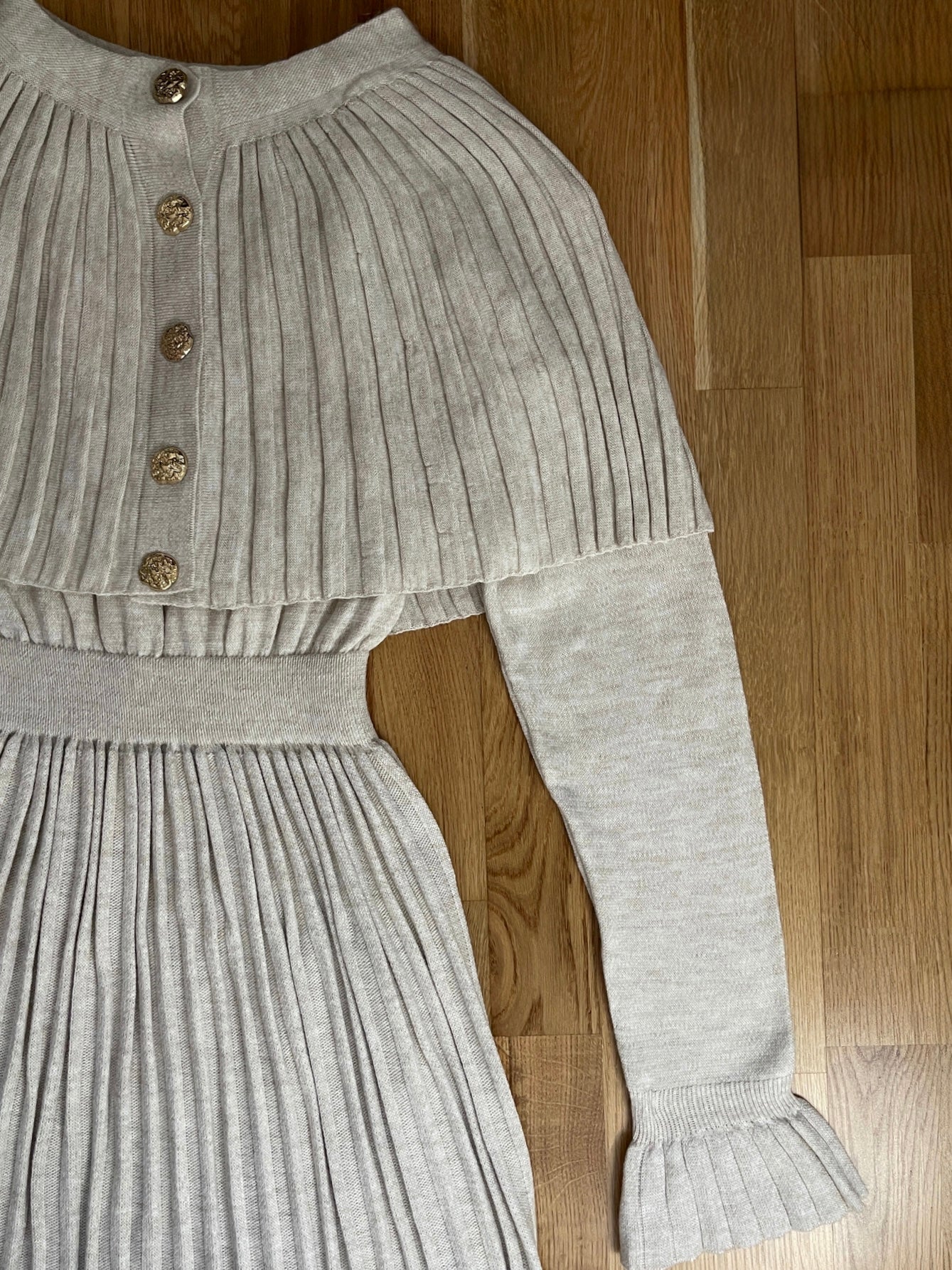 Cape Pleated Knit Kjole – Lys Beige