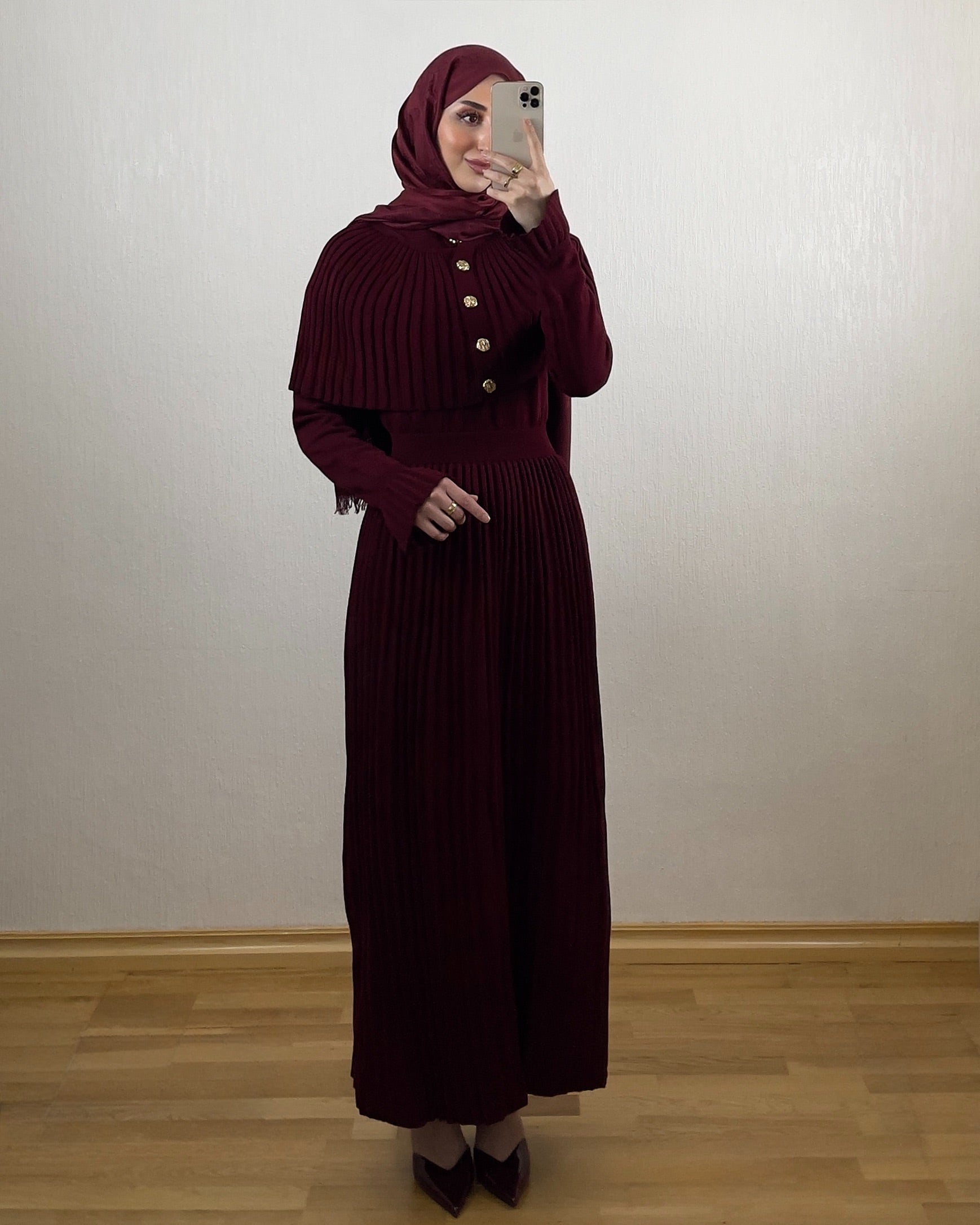 Cape Pleated Knit Kjole — Burgunder