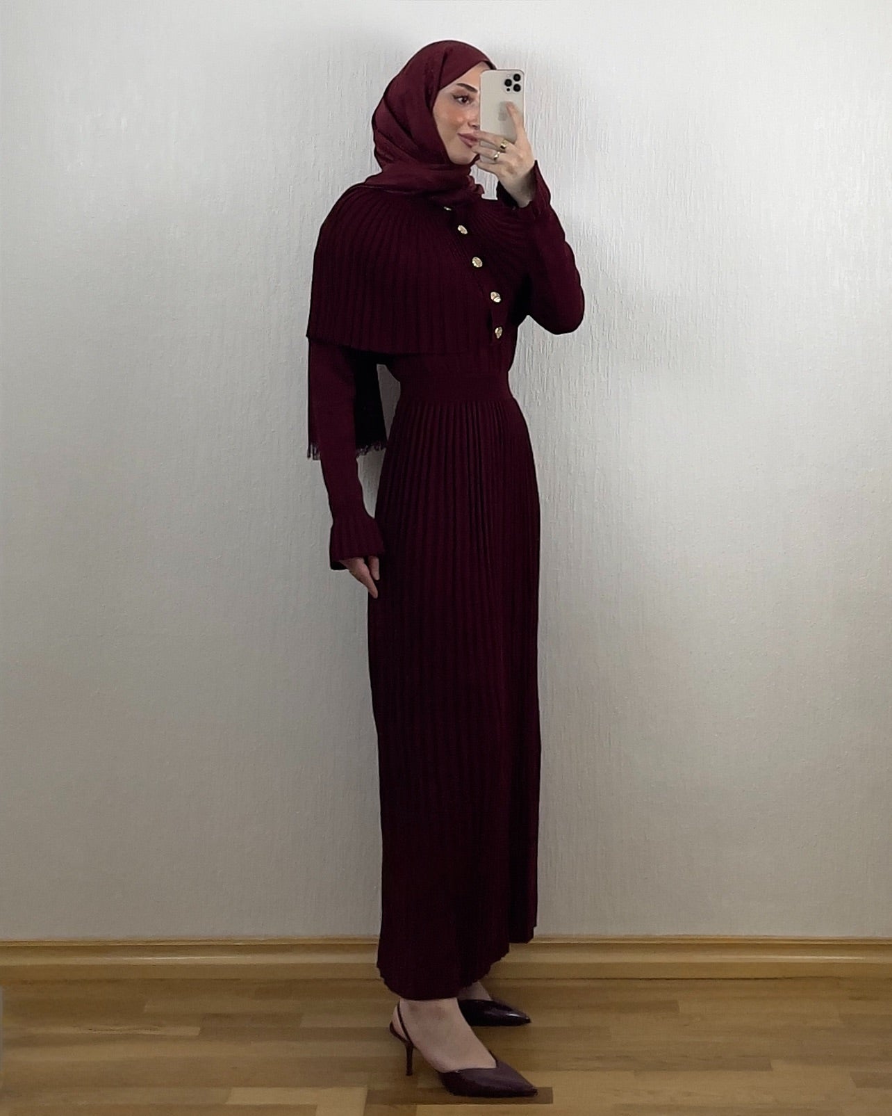 Cape Pleated Knit Kjole — Burgunder