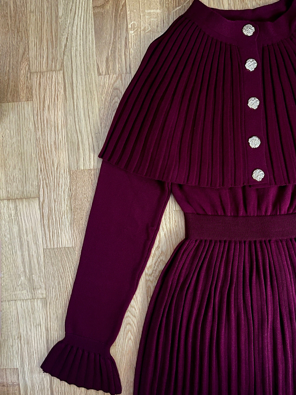 Cape Pleated Knit Kjole — Burgunder