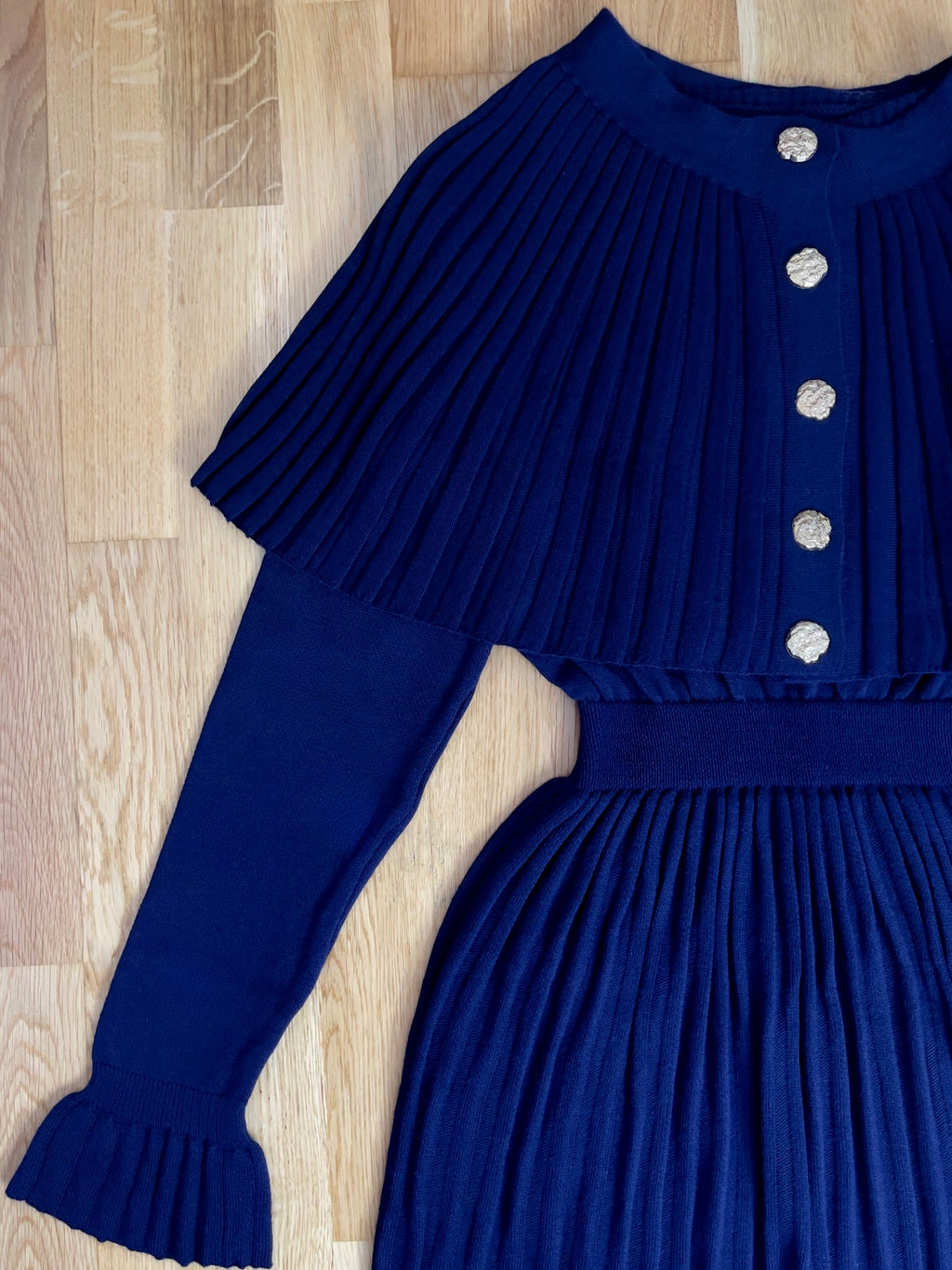 Cape Pleated Knit Kjole – Marineblå