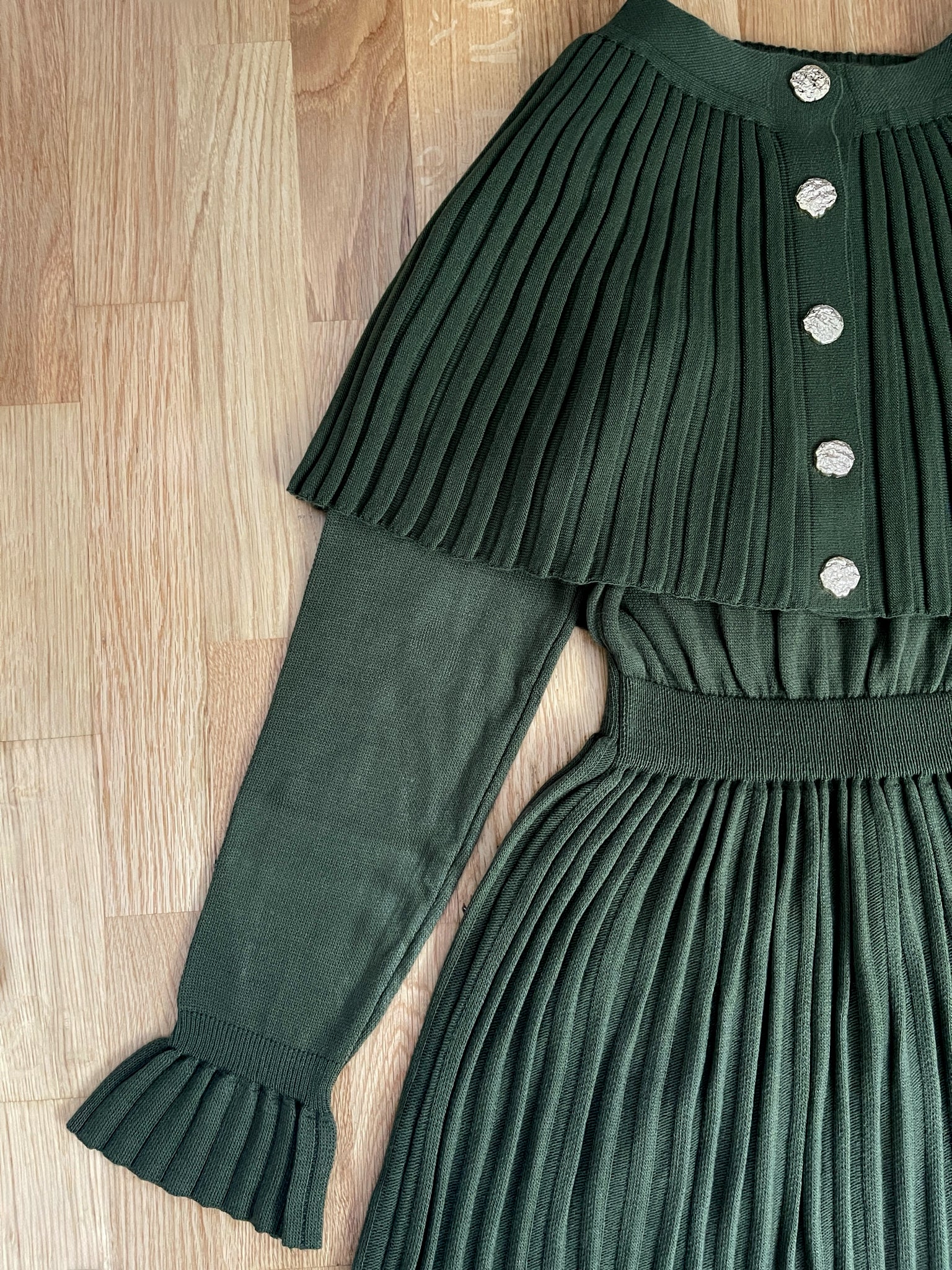 Cape Pleated Knit Kjole – Olivengrønn