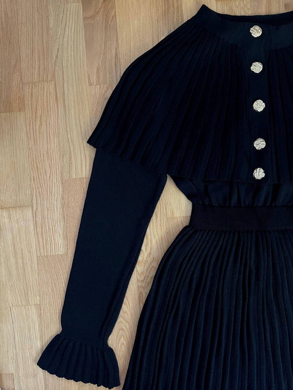 Cape Pleated Knit Kjole – Svart