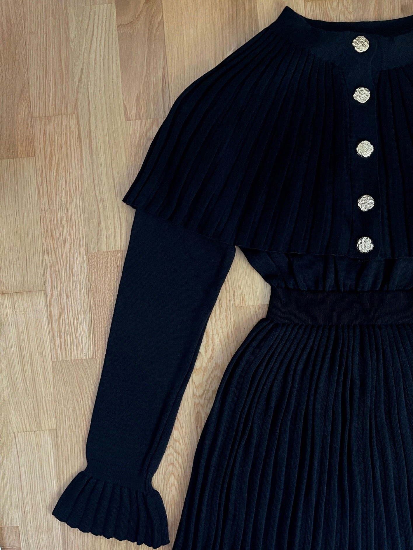 Cape Pleated Knit Kjole – Svart